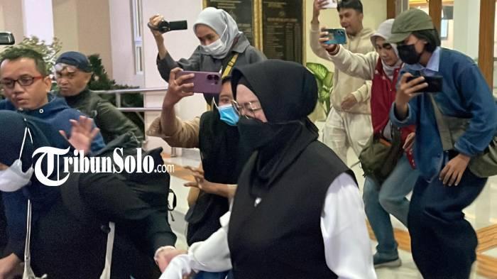 Bupati Sukoharjo Etik Suryani Naik Bus Tinggalkan Polresta Surakarta, KPK Angkut 6 Koper - Tribunjateng.com