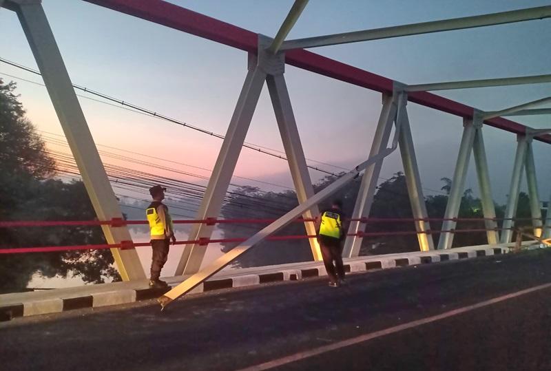 Rangka Besi Jembatan Serayu Banyumas Roboh Ditabrak Truk Self Loader, Pemotor Patah Tulang - Tribunjateng.com