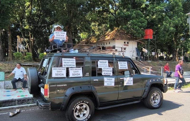 Lagi, Mobil Berstiker Mosi Tidak Percaya Sekda Kabupaten Pekalongan, Mustofa Klaim Didukung ASN - Tribunjateng.com