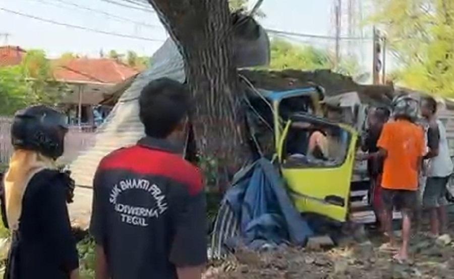BREAKING NEWS Truk Muatan Pasir Hantam Pohon di Jalur Brebes-Jatibarang, Sopir Terjepit - Tribunjateng.com