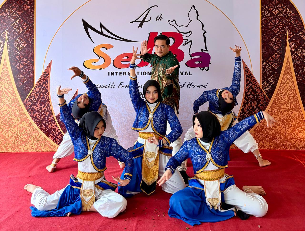 Tari Rahsa Serayu Mahasiswa UIN Saizu Memukau SeIBa International Festival 2026 di Padang - Tribunjateng.com