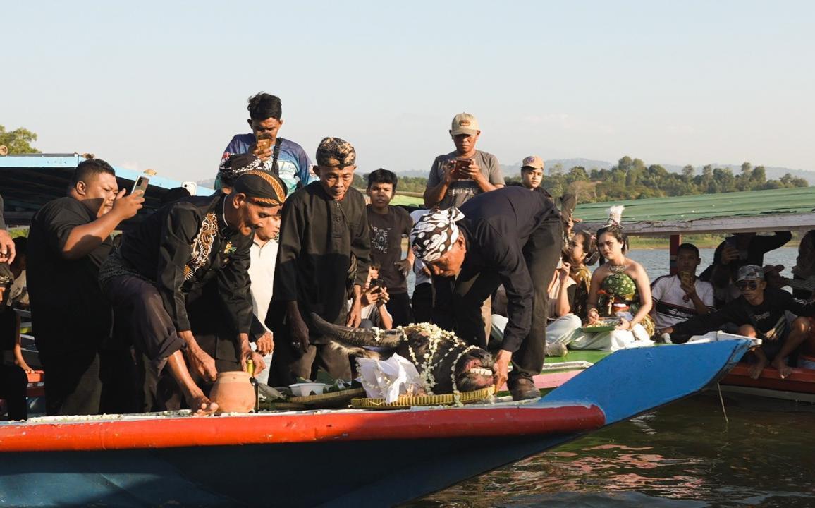 Sedekah Waduk Cacaban Lestarikan Tradisi, Bupati Tegal Dorong Jadi Destinasi Wisata Budaya Unggulan - Tribunjateng.com