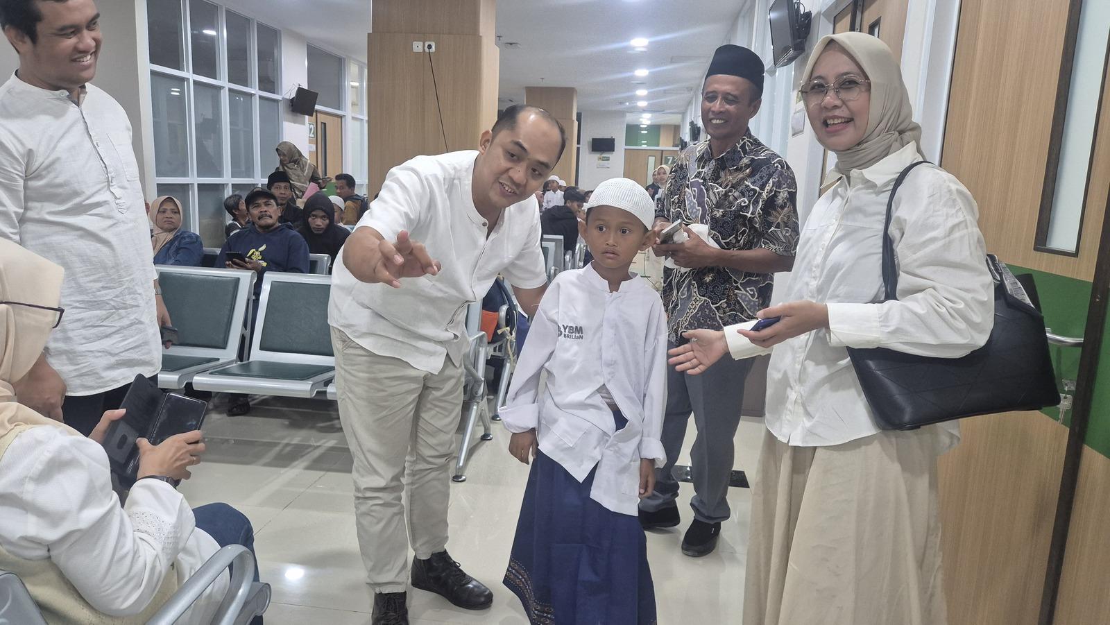 Ramdan Tak Takut Disunat karena Dapat Hadiah. 24 Anak Ikut Khitan Massal BRI KC Ajibarang Banyumas - Tribunjateng.com