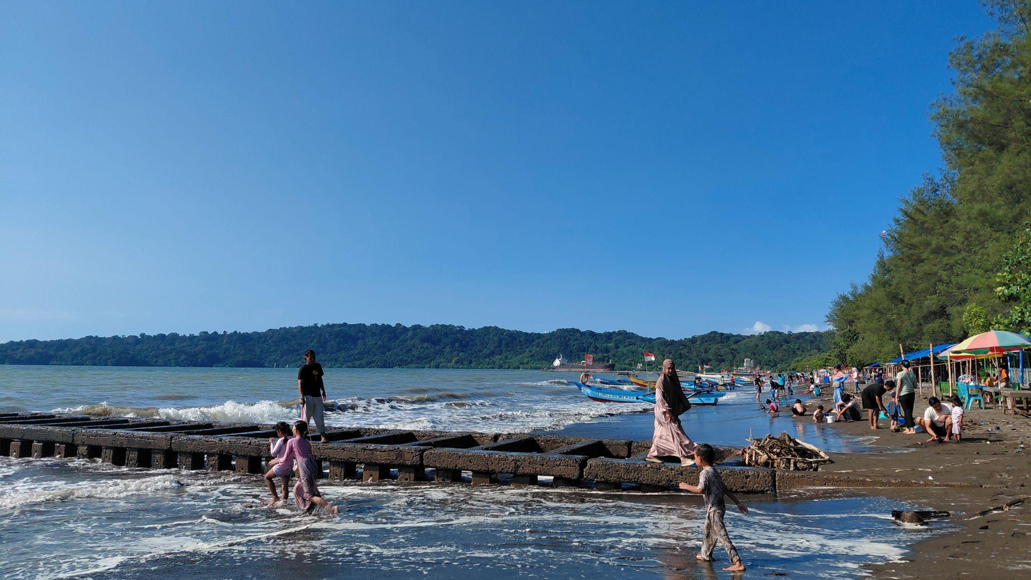 Pantai Teluk Penyu Cilacap Diserbu Wisatawan Saat Libur Sekolah - Tribunjateng.com