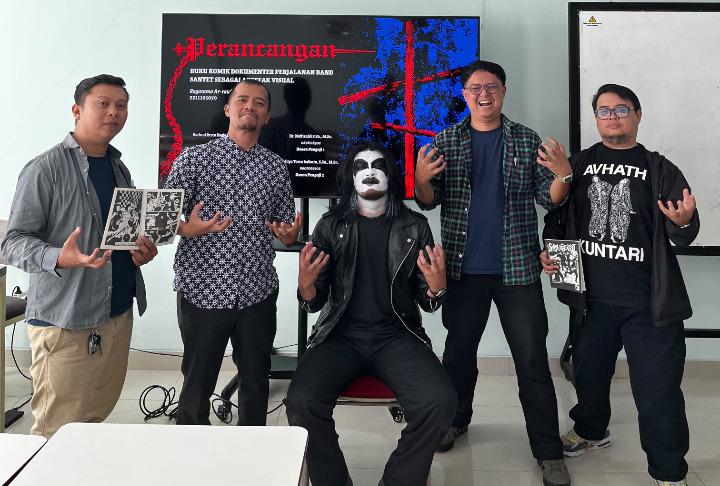 Mahasiswa DKV Telkom Purwokerto Viral Usai Sidang Berias Black Metal, Angkat Band Santet lewat Komik - Tribunjateng.com