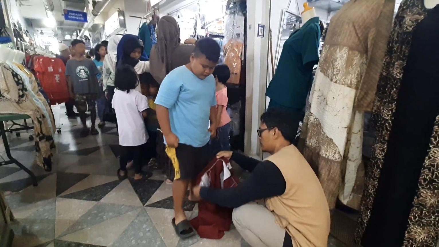 Pasar Johar Masih Jadi Favorit Berburu Seragam Sekolah, Pembeli Datang dari Berbagai Daerah - Tribunjateng.com