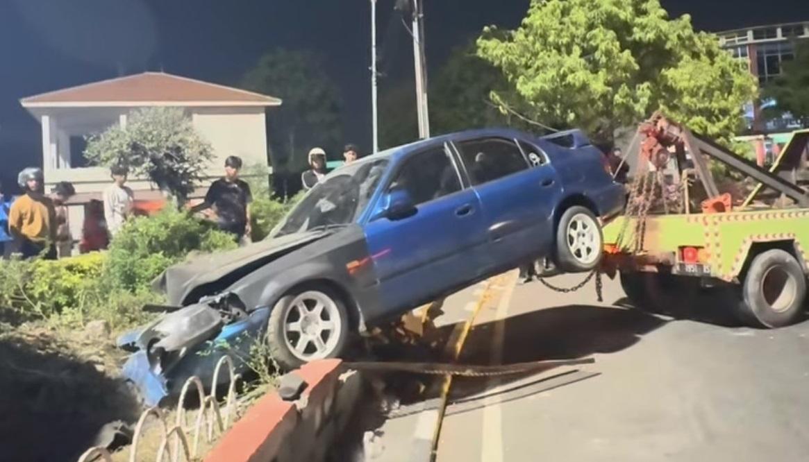 Detik-detik Honda Civic Ferio Kecelakaan di Tugu Muda Semarang, Sopir Diduga Melarikan Diri - Tribunjateng.com