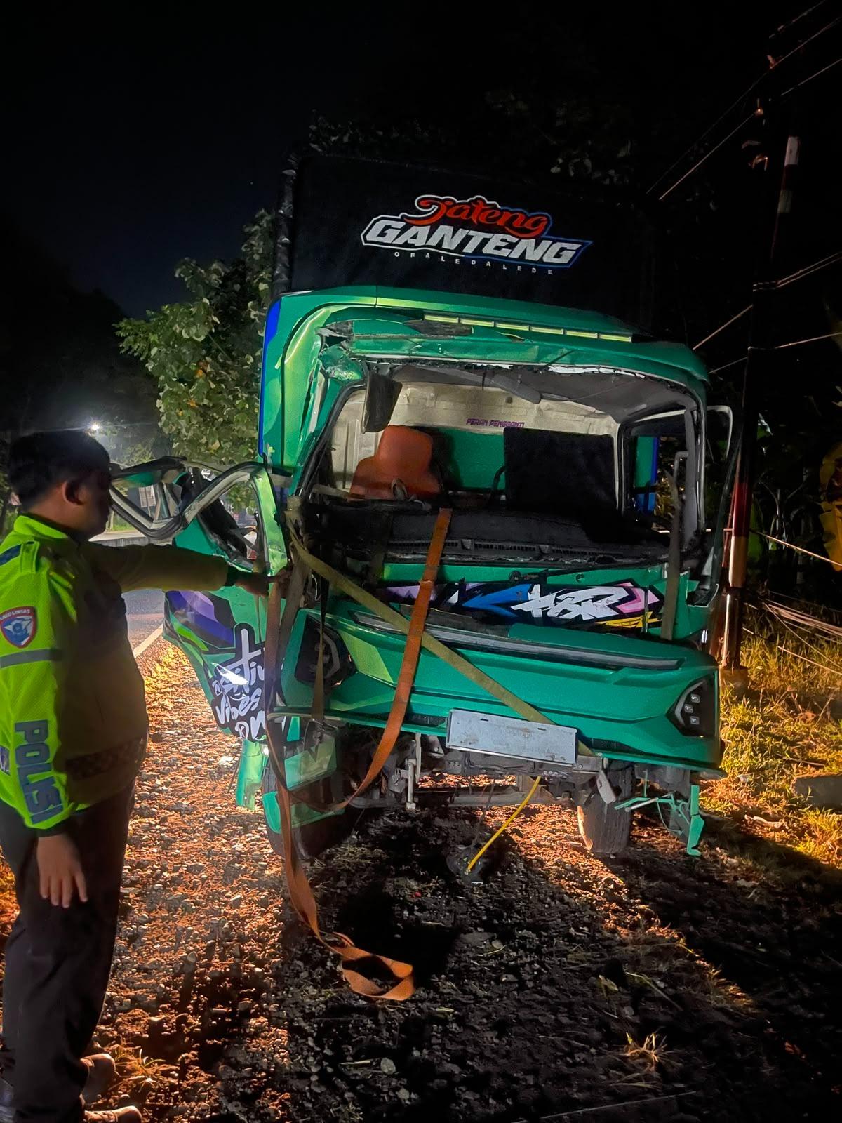 Diduga Rem Blong, Tiga Truk Terlibat Kecelakaan Beruntun di Jalur Pantura Gringsing Batang - Tribunjateng.com