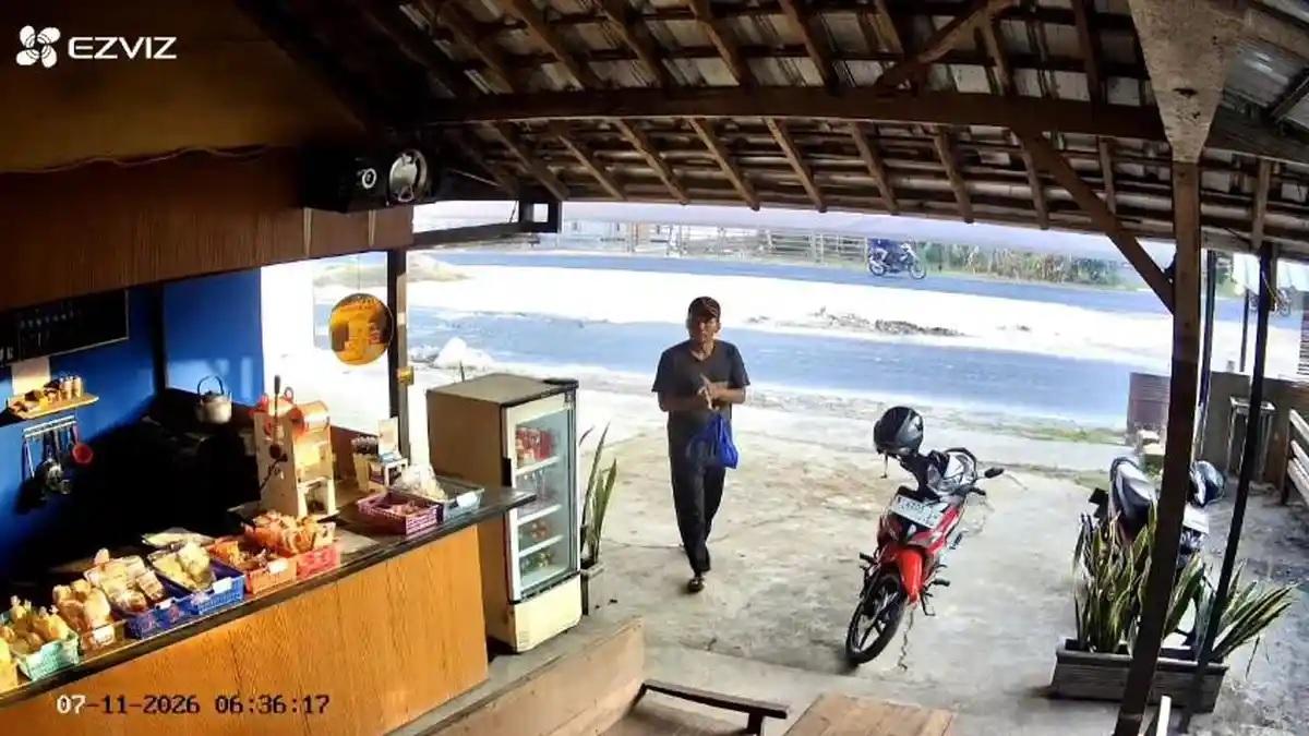 Viral! Pria Terekam CCTV Berdoa Dulu Sebelum Mencuri Tas Berisi Uang Rp700 Ribu - Tribunjateng.com