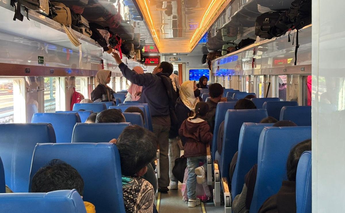 20261501_penumpang-kereta-di-Stasiun-Tawang-Semarang_.jpg