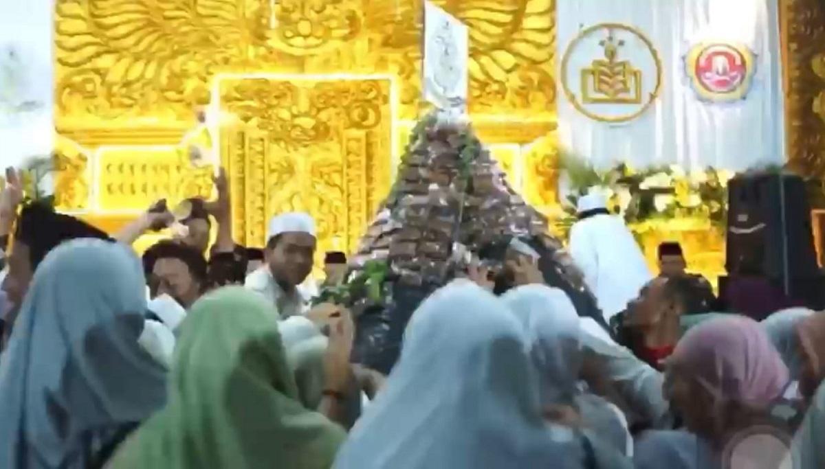 Rebutan Berkah! Warga Ungaran Barat Padati Tradisi Grebeg Gunungan Wajik 60 Kg - Tribunjateng.com
