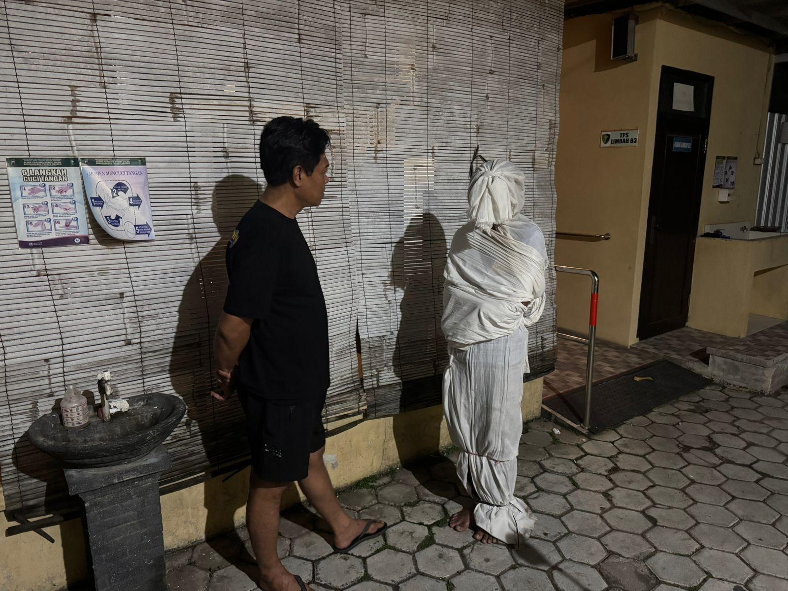 AMANKAN-PELAJAR-KOSTUM-POCONG-Petugas-Sat-Intelkam-Polres.jpg