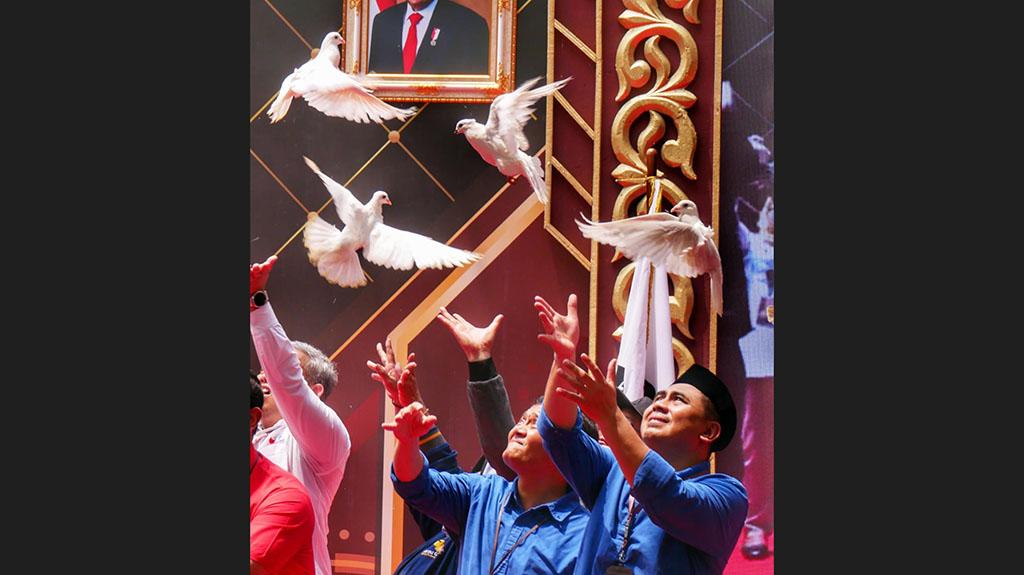 Ahmad Luthfi dan Taj Yasin Terbangkan Merpati Putih, Simbol Deklarasi Kampanye Damai Pilgub Jateng