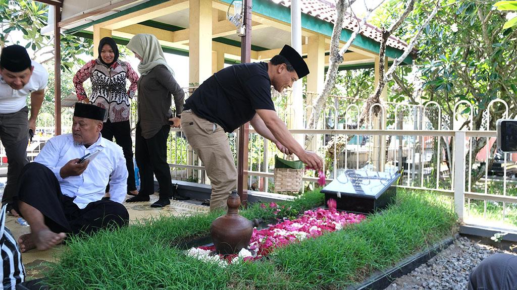 Ahmad-Luthfi-ziarah-ke-makam-istrinya.jpg