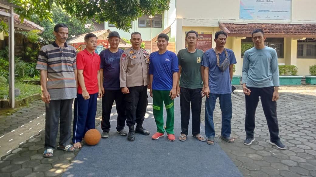 Aiptu-Achmadi-saat-melatih-para-disabilitas-tunanetra-yang-sedang-berlatih-goalball.jpg