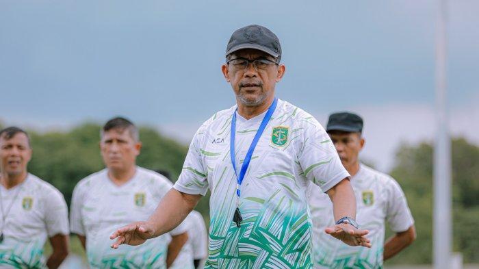 Aji-Santoso-bersama-tim-pelatih-Persebaya-Surabaya.jpg