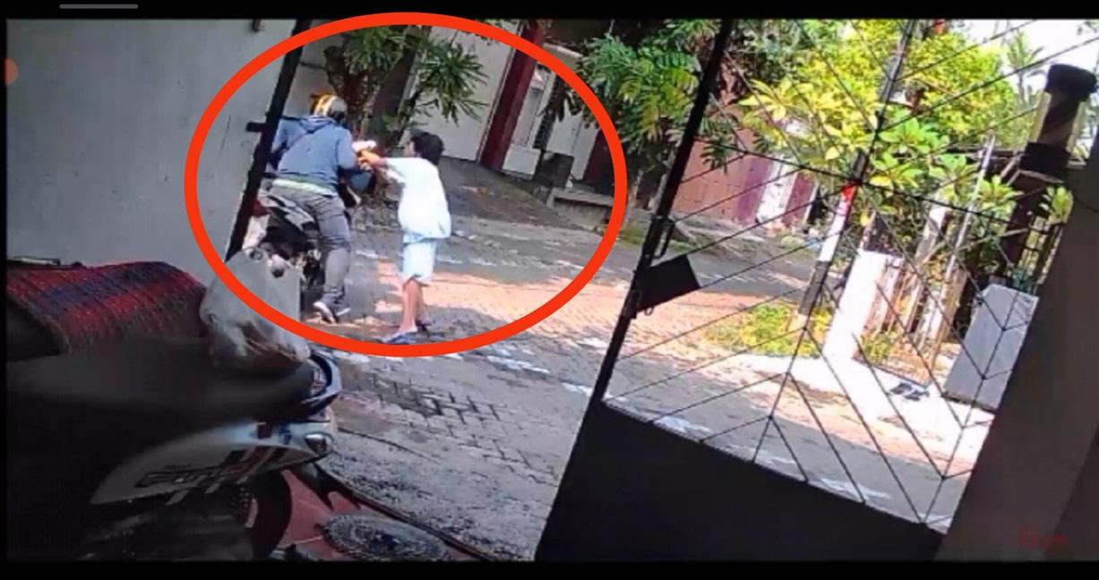 Aksi-penjambretan-menimpa-seorang-pensiunan-pns-di-Jalan-Arya-Mukti.jpg