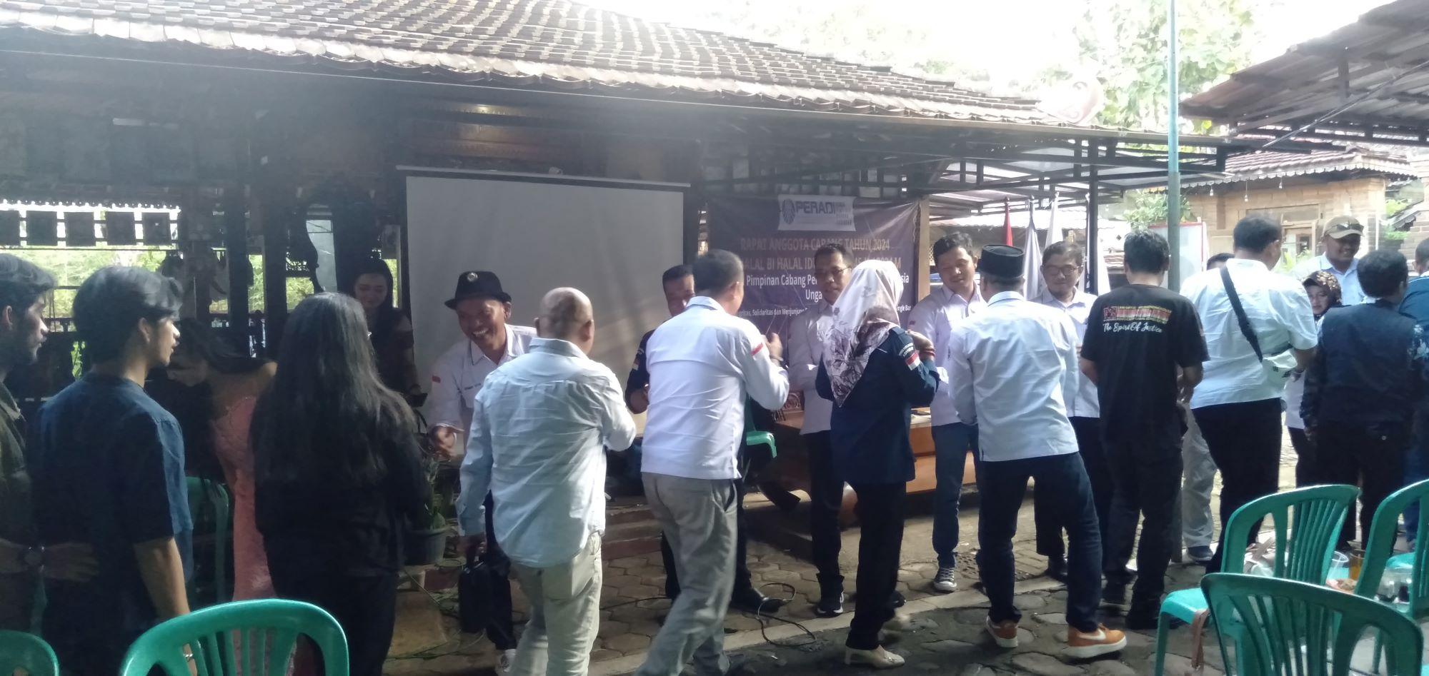 Anggota-Peradi-saling-bermaafan-pada-kegiatan-halalbihalal.jpg