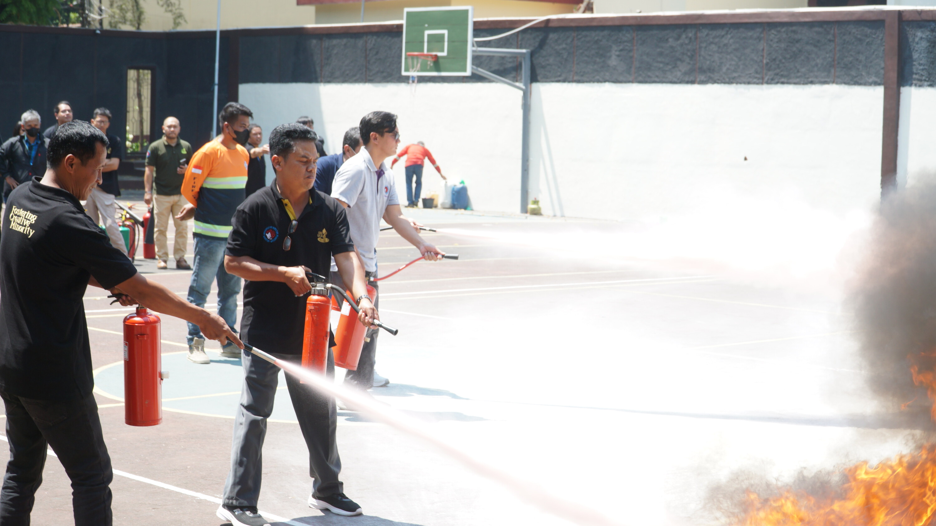 Civitas Academica UKSW Salatiga Ikuti Pelatihan Damkar, Praktikan Gunakan APAR dan Kain Basah
