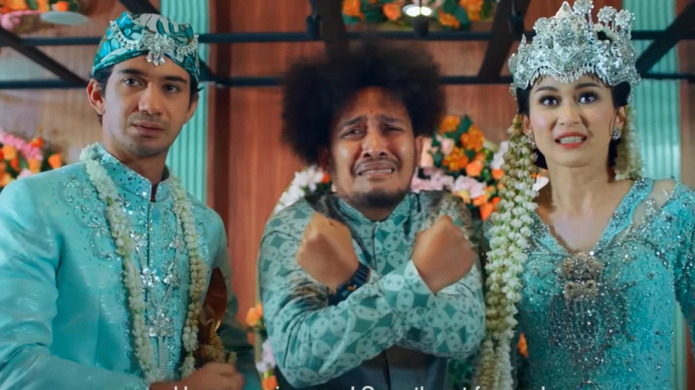 Anita-dengan-Reza-Rahadiandalam-perannya-sebagai-Maya-di-film-Mendarat-Darurat.jpg