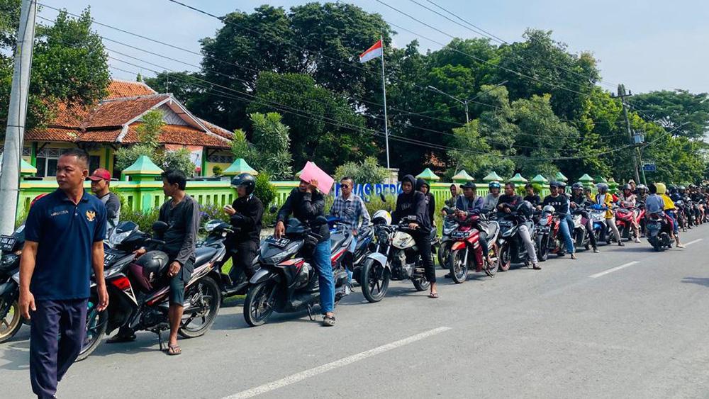 Antrean-Pemutihan-Pajak-Kendaraan-di-Samsat-Slawi-Tegal-Capai-1-Km.jpg