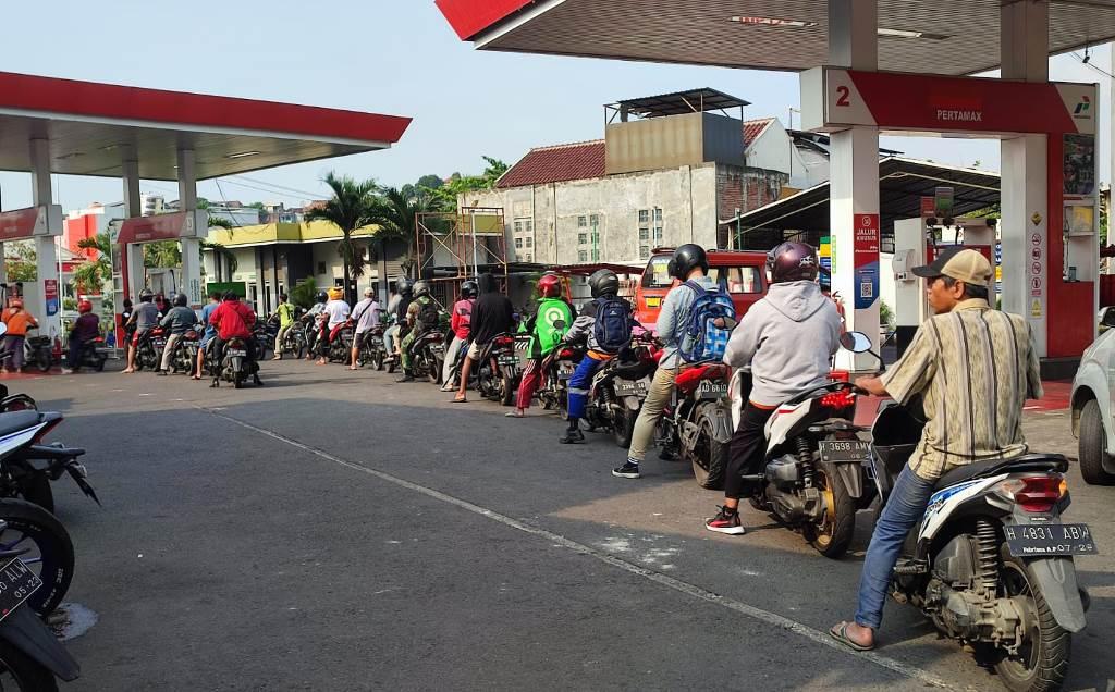 Antrean-pemotor-mengular-saat-hendak-mengisi-Pertalite-di-SPBU-Manyaran.jpg