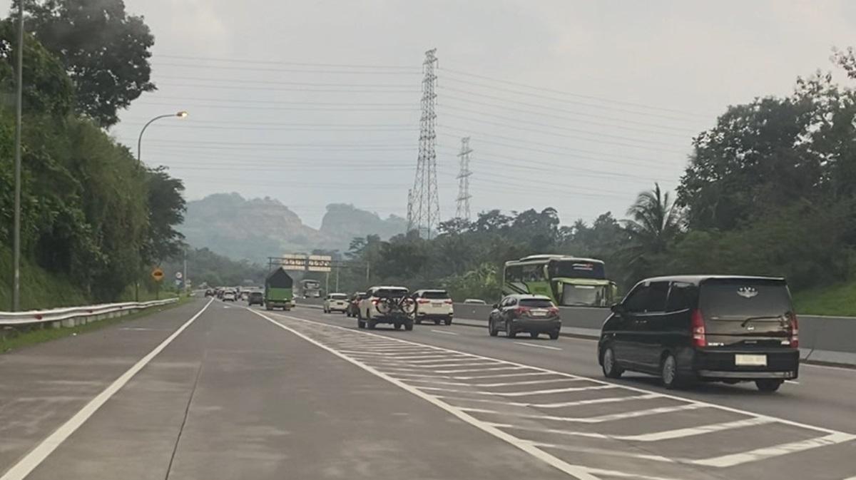 Arus-lalu-lintas-di-ruas-tol-Ungaran-Bawen-terpantau-ramai-lancar.jpg