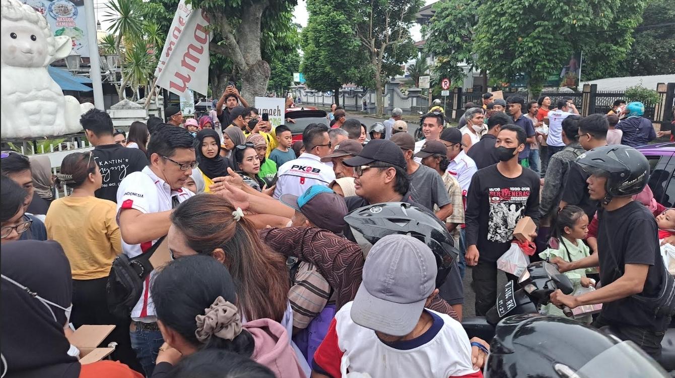 Warga Ramai Berebut Takjil Gratis, Kolaborasi UT Purwokerto dan PKOB