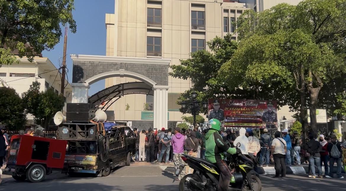 Demo di Kejati Jateng Semarang, Massa Bakar Ban hingga Bentangkan Spanduk Soroti Dugaan Korupsi PLN - Tribunjateng.com