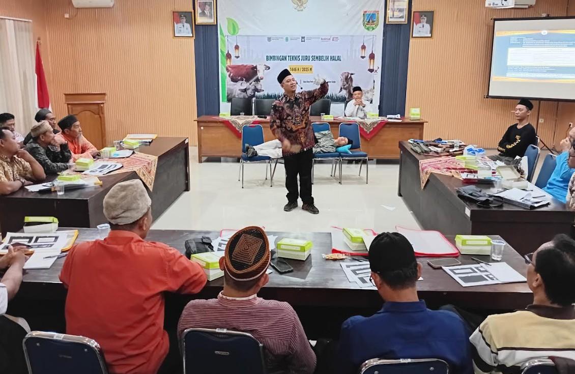40 Juru Penyembelih di Kudus Dilatih Menyembelih Hewan Kurban Versi Halal