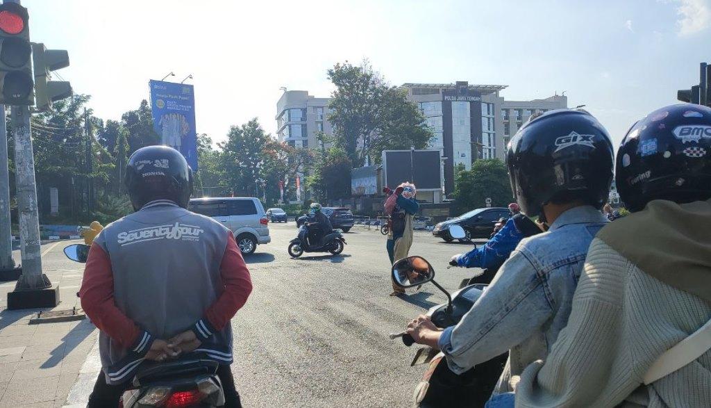 Badut-jalanan-sedang-mengamen-di-Semarang.jpg
