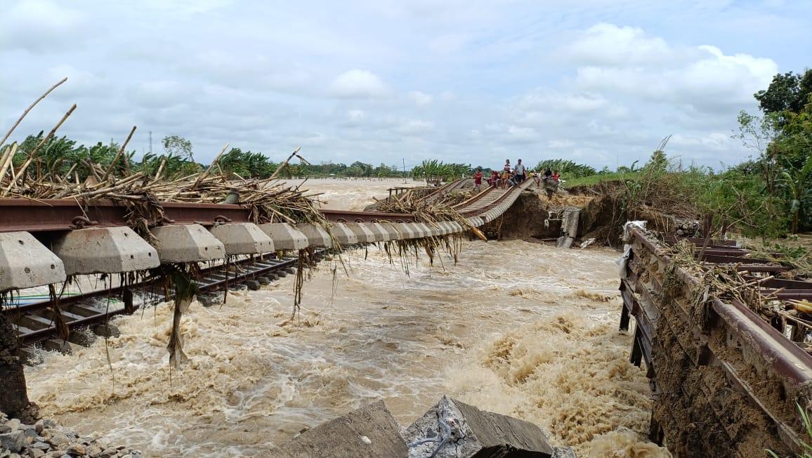 Banjir Grobogan : Rel Kereta Jakarta-Surabaya Amblas Akibat Banjir di Desa Papanrejo Gubug Purwodadi