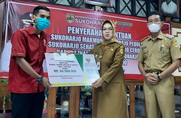 Bupati Sukoharjo Serahkan Bantuan Modal Usaha dari Baznas untuk Peserta Pelatihan BLK, Rp 94,5 Juta