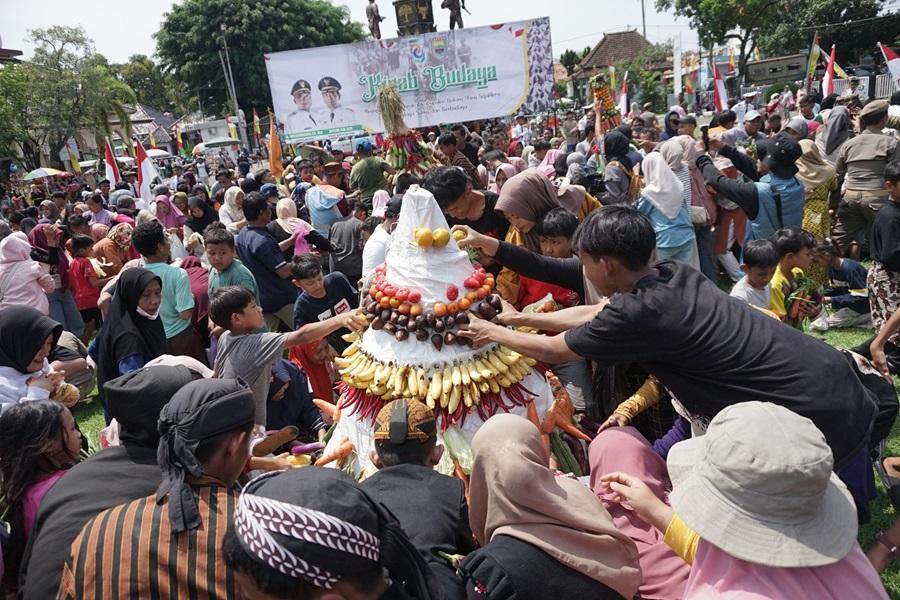 Cerita Nenek 70 Tahun Ngalab Berkah di HUT ke 59 Batang, Ikut Berebut Gunungan Hasil Bumi