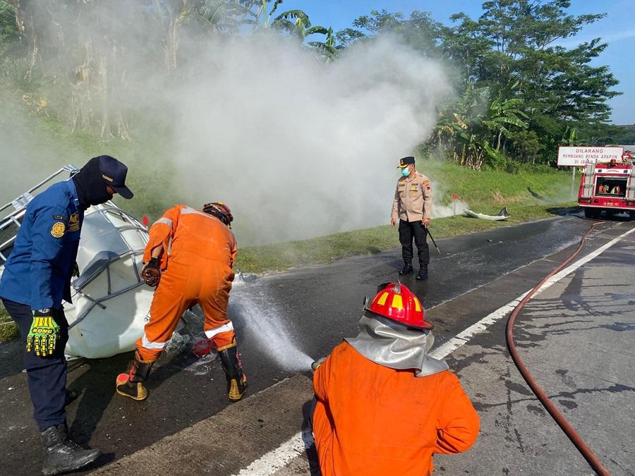 Bersihkan-Tumpahan-Cairan-Akibat-Kecelakan-Karambol-Tol-Kabupaten-Semarang.jpg
