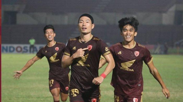 Brace-atau-dua-gol-pilar-PSM-Makassar-Kenzo-Nambu.jpg