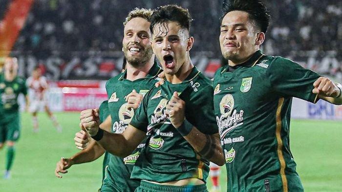 Bruno-Moreira-Wildan-Ramdhani-dan-Ze-Valente-merayakan-gol-di-laga-Persis-Solo-vs-Persebaya.jpg