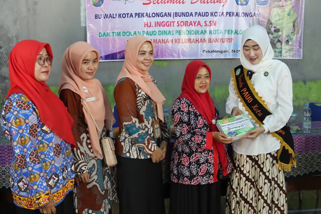 Bunda-PAUD-Kota-Pekalongan-Inggit-Soraya-menyerahkan-42-paket-buku-cerita.jpg