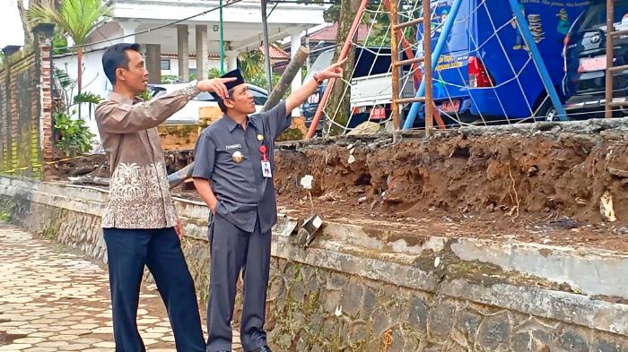 Bupati Afif Cek Lokasi Dinding Arpusda Wonosobo yang Roboh, Siap Tanggung Biaya Pengobatan Korban