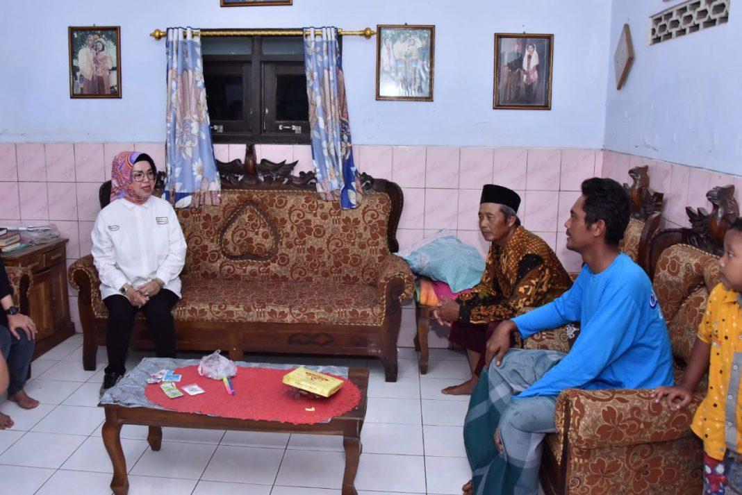 Bupati-Etik-Suryani-saat-mengunjungi-korban-keracunan.jpg
