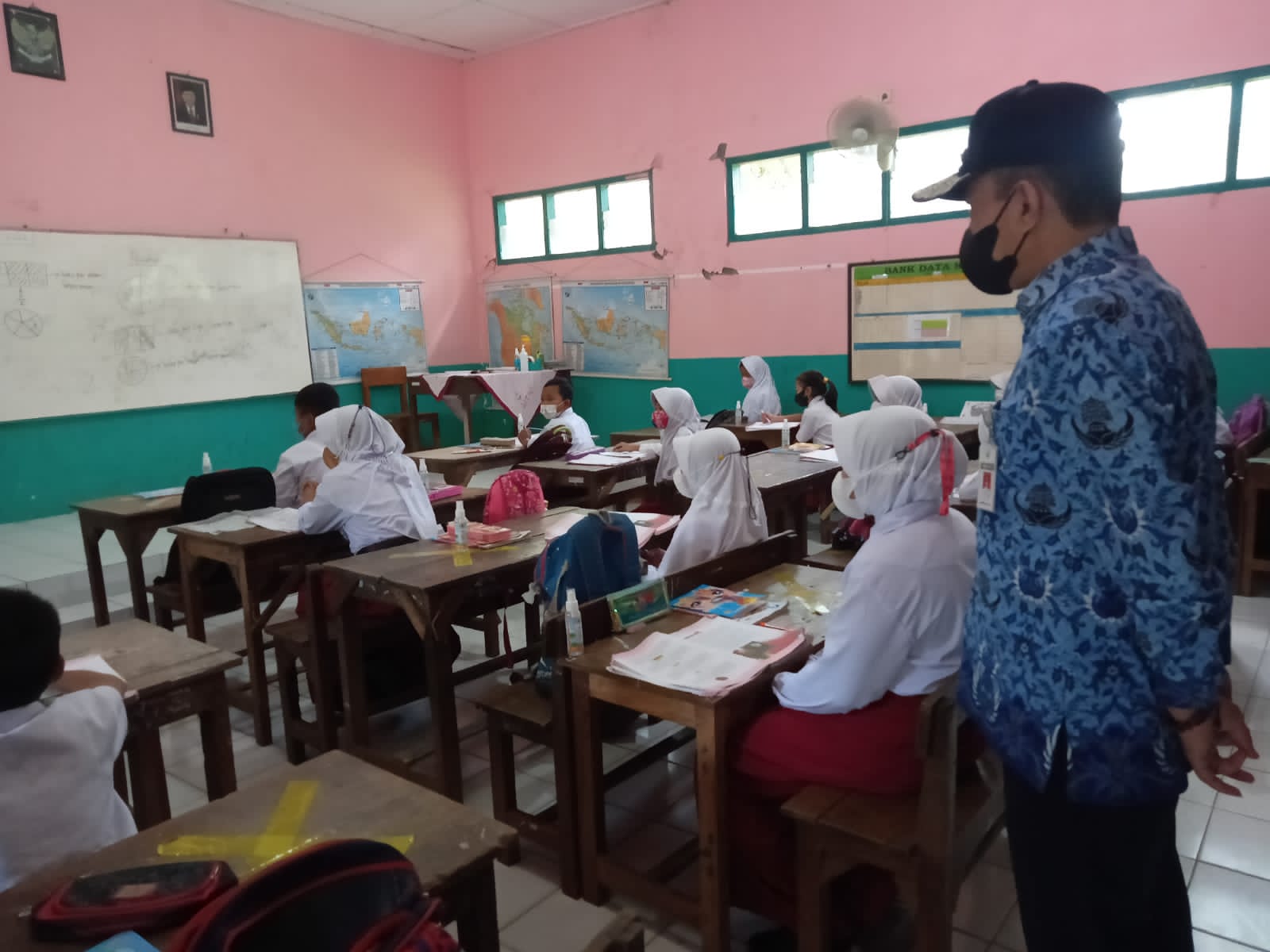 Bupati-Pati-Haryanto-saat-meninjau-pembelajaran-tatap-muka-di-SDN-Wangunrejo-01-Senin-1712022.jpg