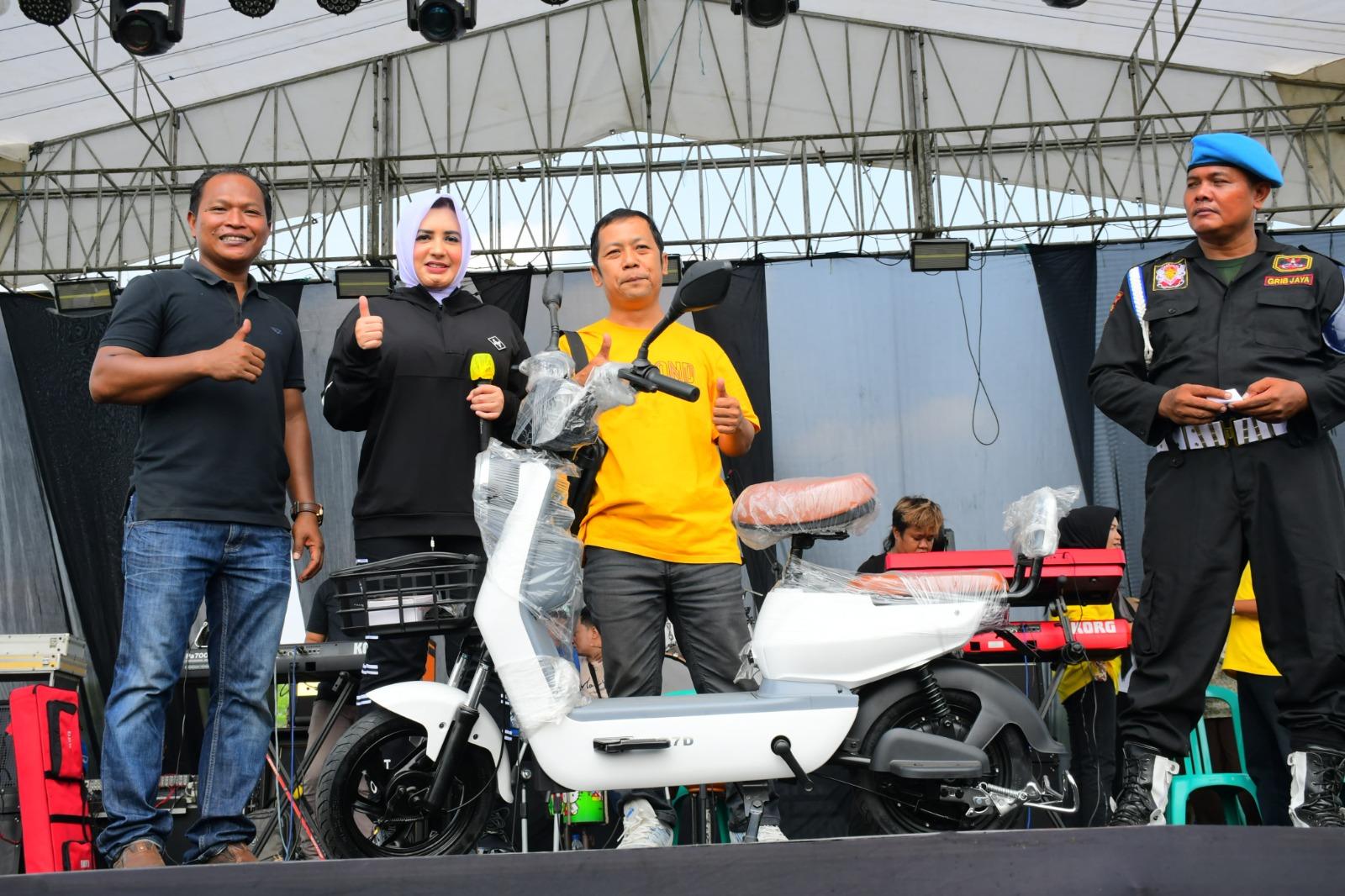 Bupati Pekalongan Fadia Arafiq Berharap Masyarakat Lebih Mencintai Olahraga Lewat Senam Sehat