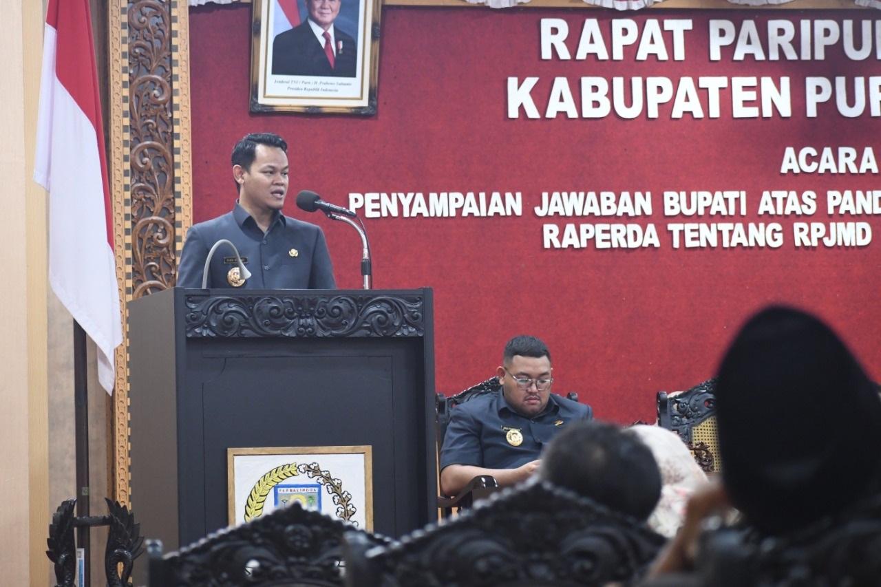 Bupati-Purbalingga-Fahmi-Muhammad-Hanif-saat-menyampaikan-tanggapan-fraksi.jpg