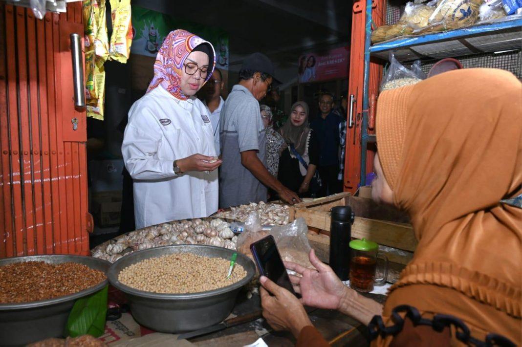 Bupati-Sukoharjo-Etik-Suryani-saat-melakukan-pantauan-hargaaa.jpg
