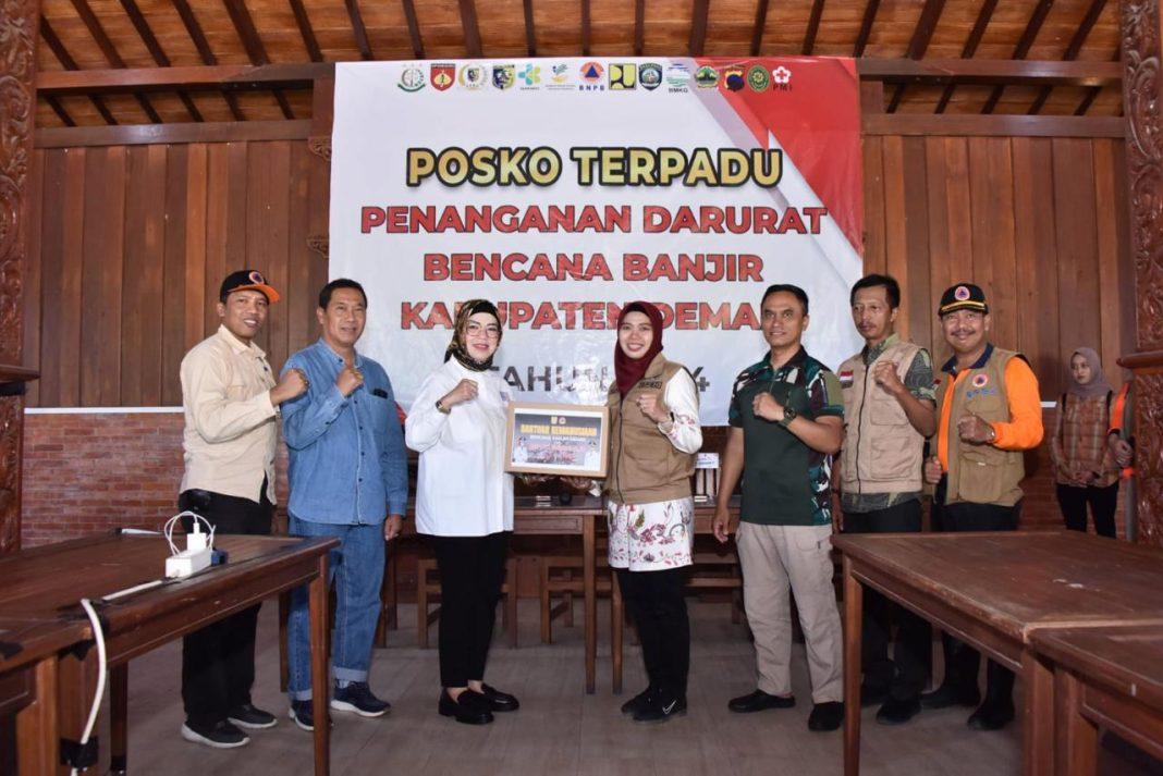 Bupati-Sukoharjo-Etik-Suryani-secara-simbolis-menyerahkan-bantuan-untuk-masyarakat.jpg