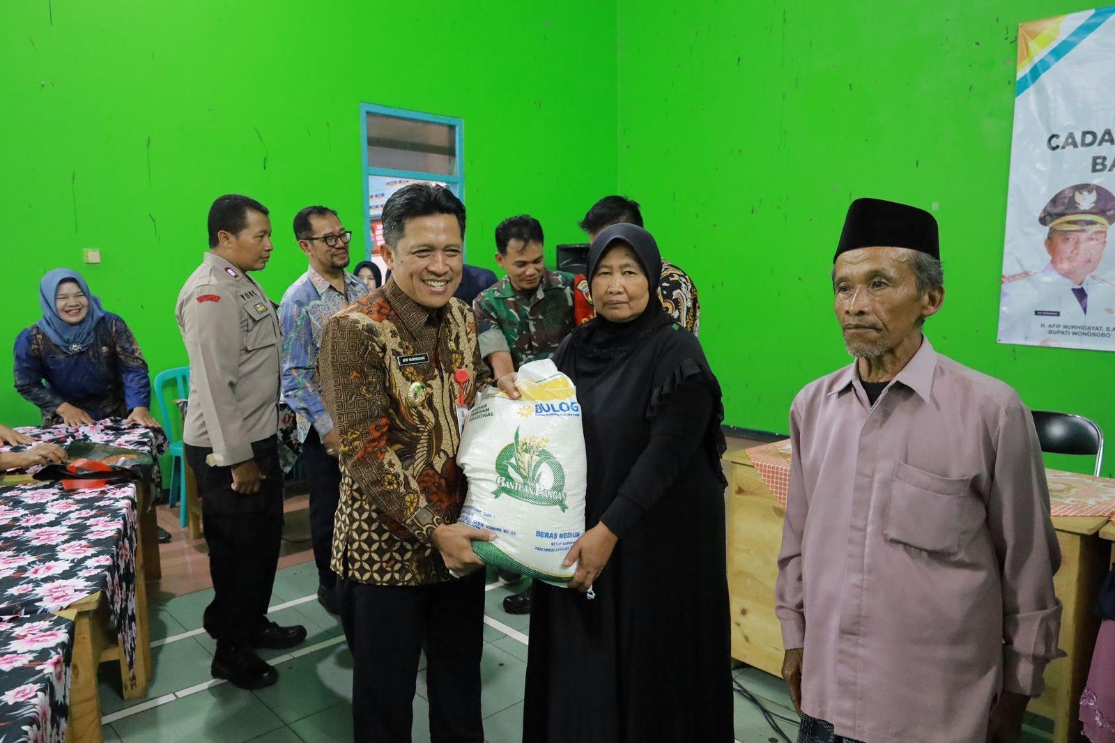 Bupati Wonosobo Kembali Salurkan Bantuan Pangan kepada Masyarakat