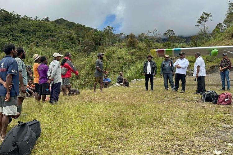 Bupati-Yahukimo-Didimus-saat-mengecek-kabar-kelaparan-di-Distrik-Amuma.jpg