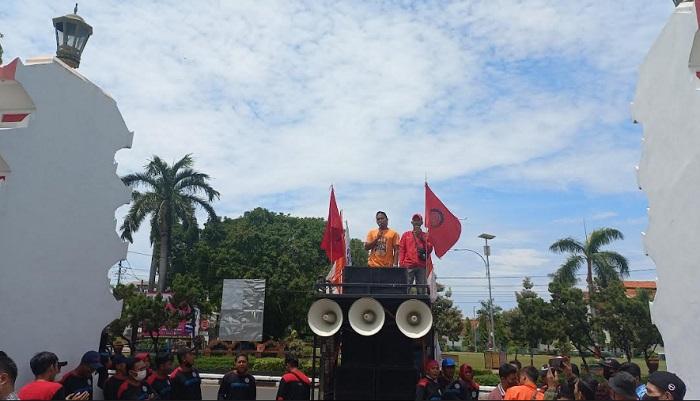 Kawal Proses Penetapan UMK 2023, Buruh Jepara Gelar Aksi di Depan Kantor Bupati