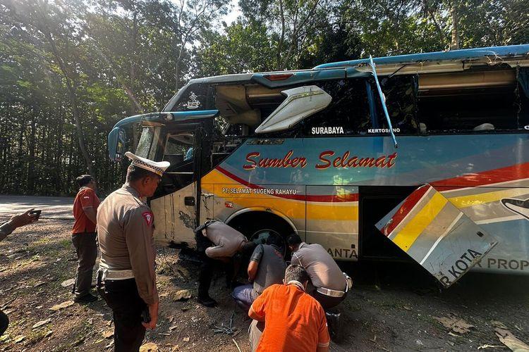 Bus-Sumber-Selamat-bernomor-polisi-W-7565-UP-jurusan-Surabaya-Purwokerto.jpg