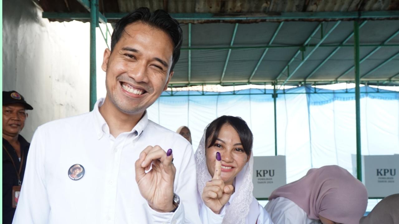 Calon-Bupati-Tegal-nomor-urut-1-Bima-Eka-Sakti-bersama-sang-istri-Bito-seusai-melakukan-pencoblosan.jpg